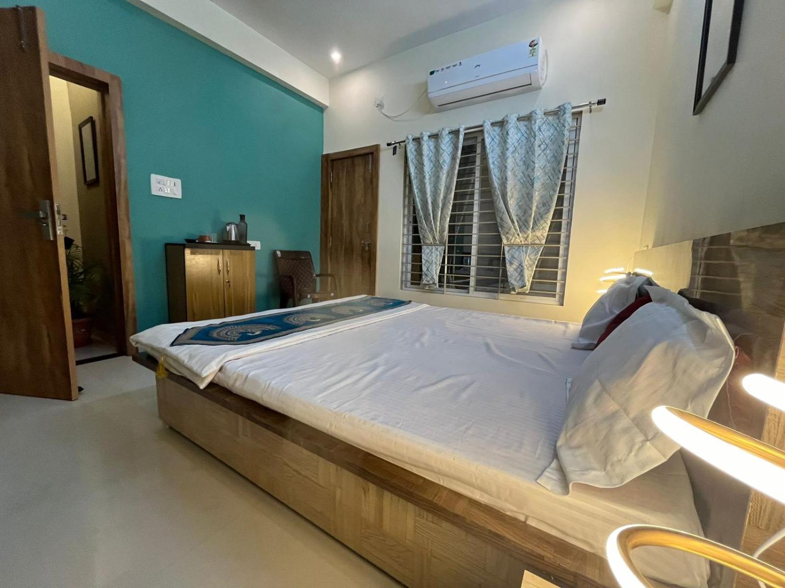 Hotel Shivashray Luxury Stays & Inn Ujaim Quarto foto