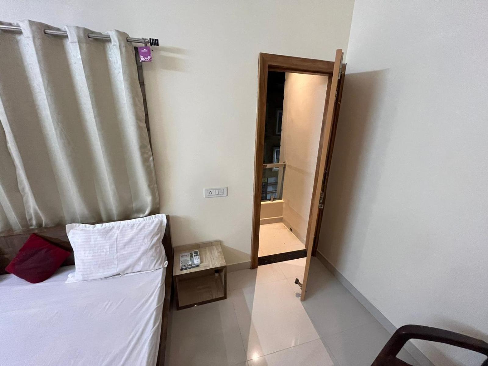 Hotel Shivashray Luxury Stays & Inn Ujaim Quarto foto
